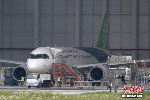 5月4日，一架?chē)?guó)產(chǎn)大飛機(jī)C919在機(jī)庫(kù)內(nèi)做首飛前最后的準(zhǔn)備。中新社記者 張亨偉 攝